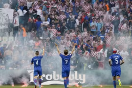 CĐV Croatia ẩu đả, ném pháo sáng xuống sân