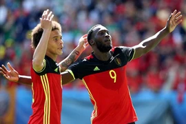 Bùng nổ ở hiệp 2, Bỉ tưng bừng đón 3 điểm đầu tiên