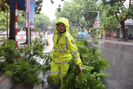 CSGT Hà Nội khắc phục khó khăn, phân luồng giao thông trong mưa giông