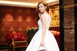 Hoa hậu Jennifer Phạm khoe vòng 1 căng đầy và eo thon khó cưỡng