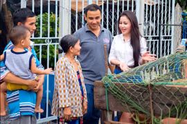 Quyền Linh cùng doanh nhân Janny Thuỷ Trần mua heo giống làm quà tặng