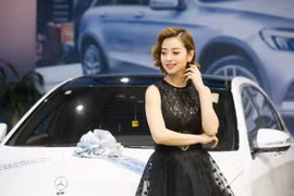 "Mòn mắt" ngắm vẻ kiêu kỳ của Hoa hậu Jennifer Phạm bên 'xế hộp'