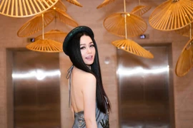 Nhật Kim Anh trẻ trung khoe lưng trần với áo yếm