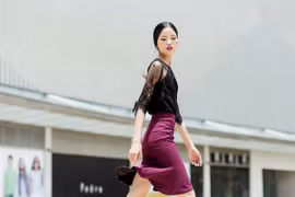 Chà Mi tự tin sải bước trên phố "mê hoặc" người xem