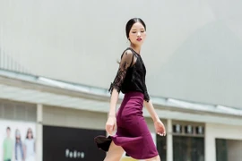 Chà Mi tự tin sải bước trên phố "mê hoặc" người xem