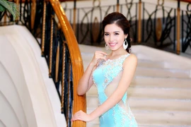 Diện đầm đuôi cá, Á hậu Khánh Phương khoe vòng 3 "khủng"