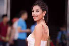 Nguyễn Thị Loan lưng trần quyến rũ làm MC tại Đại hội xăm hình