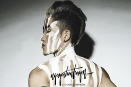 NTK Nguyễn Tiến Truyển tung ảnh tự làm người mẫu ấn tượng