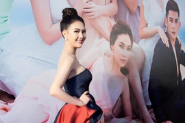 Hoa hậu Mai Hà Ngân vai trần khoe vòng 1 trên thảm đỏ