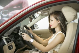 Dương Hoàng Yến "tậu" xế hộp hơn hai tỷ đồng