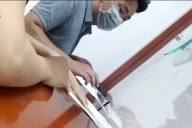 Đề xuất tạm đình chỉ công chức Hải quan Nội Bài liên quan vụ nhận tiền "bôi trơn"