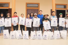 Cán bộ, nhân viên Ngân hàng Shinhan chung tay ủng hộ miền Trung