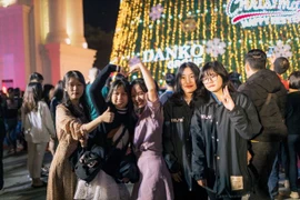 Danko Square - Rực rỡ lễ hội thắp sáng cây thông Noel đón Giáng sinh