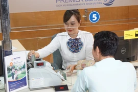 Hàng loạt ngân hàng giảm lãi suất huy động kỳ hạn ngắn