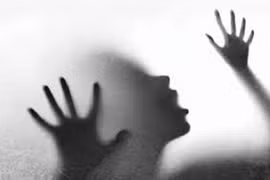 Bé gái 14 tuổi bị hiếp dâm tập thể