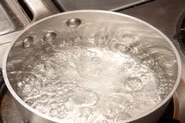 Nghi án cha mẹ dùng nước sôi tra tấn con