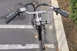 Tông chết người vì vừa đạp xe vừa nghe nhạc