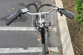 Tông chết người vì vừa đạp xe vừa nghe nhạc