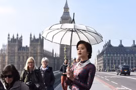 Á hậu Huyền My mang vẻ đẹp thiếu nữ Hà thành tới London
