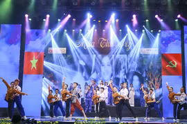 Sống lại thời khắc hào hùng "Mùa thu ấy"