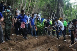 Malaysia tìm ra nhiều hố chôn tập thể, gần biên giới Thái Lan