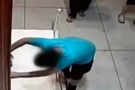 Cậu bé "đấm" thủng bức tranh trị giá 1,5 triệu USD trong bảo tàng