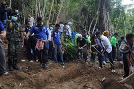 Malaysia tìm ra nhiều hố chôn tập thể, gần biên giới Thái Lan