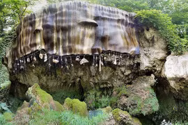 Kỳ lạ: Hang động biến mọi thứ thành đá