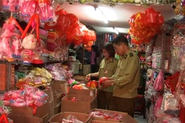 Kiểm tra, thu giữ gần 1000 đồ chơi trẻ em không nguồn gốc 