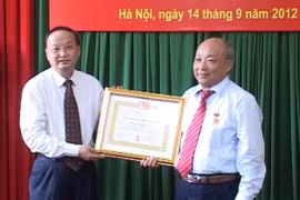 Trao tặng huy hiệu 40 năm tuổi đảng cho đồng chí Nguyễn Quốc Triệu