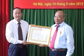 Trao tặng huy hiệu 40 năm tuổi đảng cho đồng chí Nguyễn Quốc Triệu