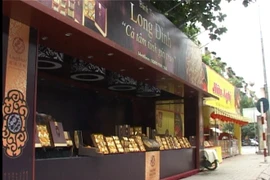 Ki ốt bán bánh trung thu tràn ngập vỉa hè 