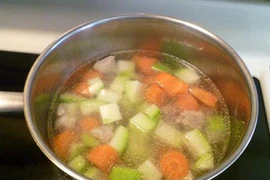 Nghi án chồng cho thuốc trừ sâu vào nồi canh để đầu độc vợ