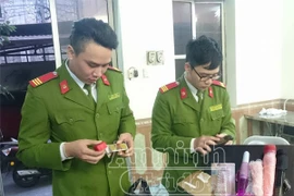 Thu giữ hàng trăm sản phẩm kích dục phục vụ "thượng khách" tuổi xế chiều