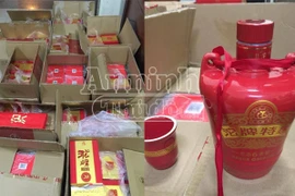 Phát hiện gần 150 chai rượu Trung Quốc trên xe thư báo
