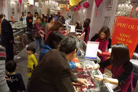 Sát ngày Thần Tài, cửa hàng vàng nườm nượp khách