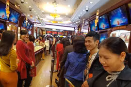 Ngày Thần Tài: Gửi xe chặt chém trên "phố vàng"