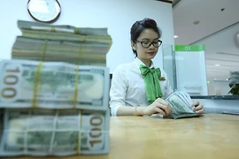 Tỷ giá tại các ngân hàng vẫn nhích nhẹ