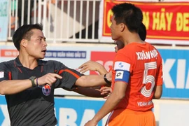 Thổi sai, trọng tài Văn Quyết bị xử nặng