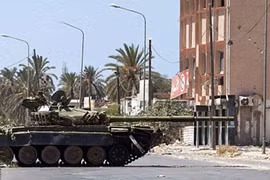 Căng thẳng leo thang, ông Gaddafi chuẩn bị rời Libya 