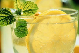 Cần khuyến khích uống nước chanh