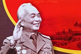 Sách ảnh song ngữ về Đại tướng Võ Nguyên Giáp