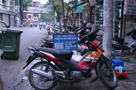 “Loạn” lấn chiếm vỉa hè, lòng đường
