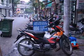 “Loạn” lấn chiếm vỉa hè, lòng đường