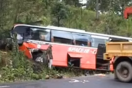 Xe khách đâm vách núi, 3 người chết, 45 người bị thương
