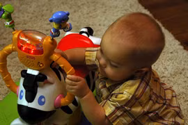 Đồ chơi tiếng to gây hại cho thính lực của trẻ