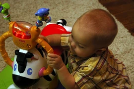 Đồ chơi tiếng to gây hại cho thính lực của trẻ