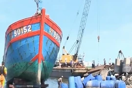 Tàu cá ĐNa 90152 bị tàu Trung Quốc đâm hư hỏng hoàn toàn