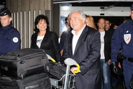 Ông Strauss-Kahn trở về Pháp
