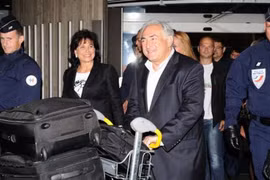 Ông Strauss-Kahn trở về Pháp